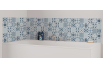 Panneau de bain : Carreaux ciments et arabesques bleues