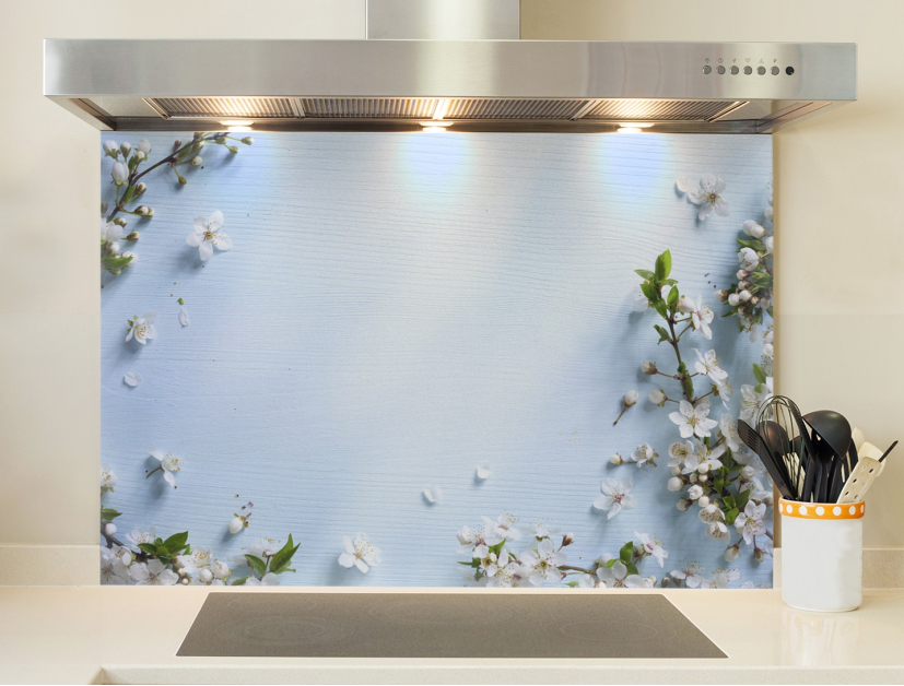 Fleurs blanches sur fond bleu