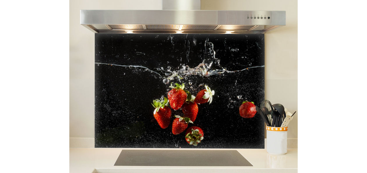 Splash et fraises fond noir