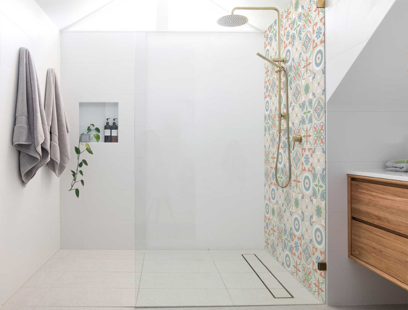 Panneau de douche : Carreaux ciment et couleurs 2